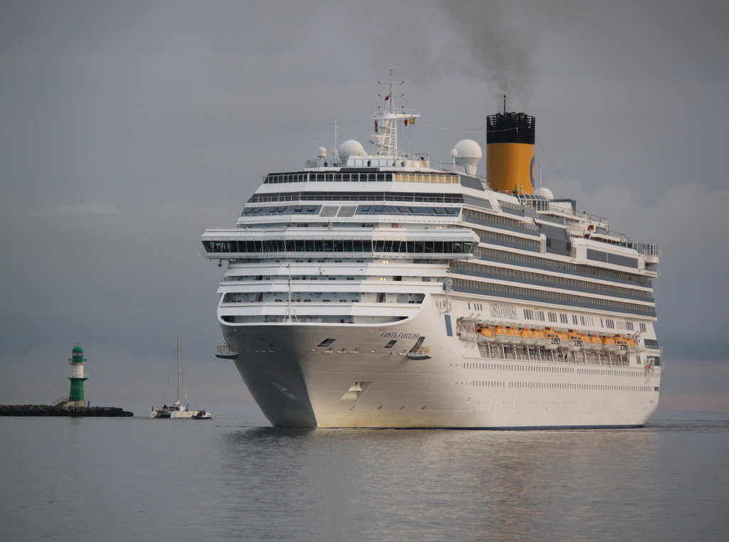 Costa Favolosa lief auf ihrer 12- tgigen Westeuropa Tour von Savona nach Kopenhagen den Hafen von Warnemnde an.27.05.2016