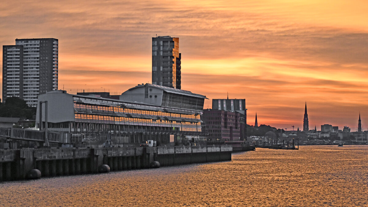 Cruise Center Altona in Hamburg bei Sonnenaufgang 07.09.2022