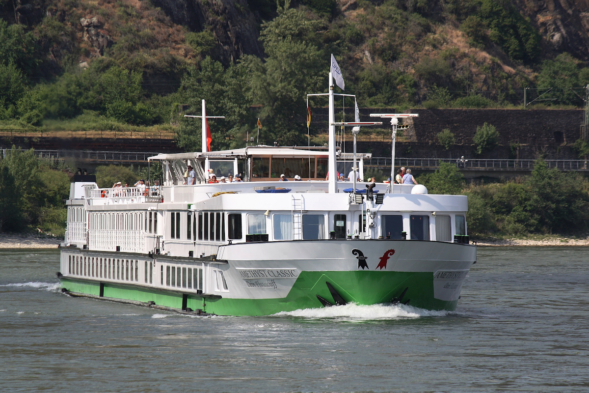 Crusere Ship AMEHTYST CLASSIC ENI: 08948008 Flagge Schweiz auf dem Rhein am 09.06.2023 zu Berg in Oberwesel.