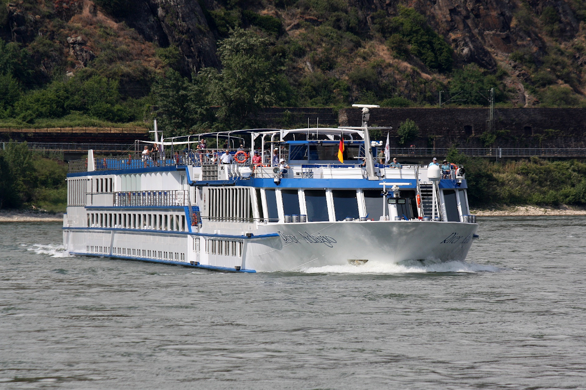 Crusers Ship RIVER ADAGIO ENI:0700183 Flagge Malta auf dem Rhein am 08.06.2023 zu Berg in Oberwesel.