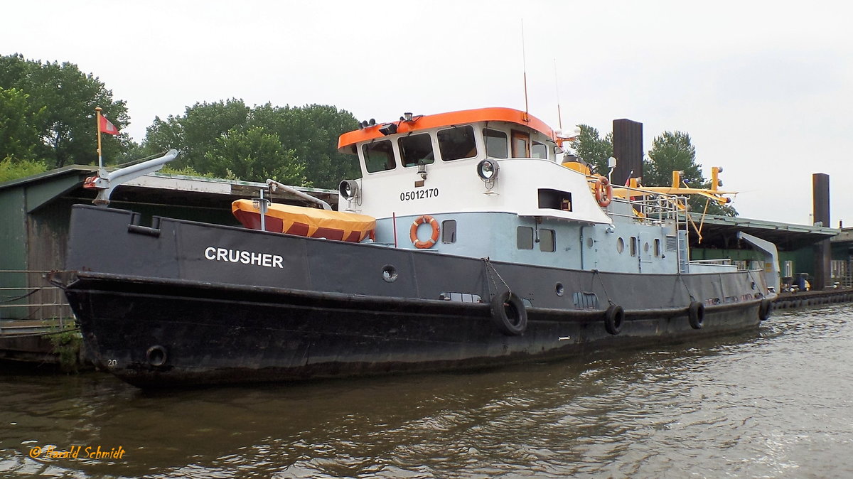 CRUSHER (ENI 05012170) am 16.7.2017, Hamburg, Elbe, Entenwerder / 
Ex-Namen: HETLINGEN >2012, PRIMUS ? / 
Ehemaliger Eisbrecher des WSA Lauenburg / Lüa 30,21 m, B 7,48 m, Tg 2,2 m / 2 Diesel, Deutz SF 12M7 16, ges. 428 kW ( 582 PS), Verstellpropeller, 11 kn / gebaut 1968 bei Hermann Sürken, Papenburg, B-Nr. 214 / Heimathafen: Geesthacht / Juni 2012 Außerdienststellung, 2.8.2012 über die Vebeg verkauft  /
