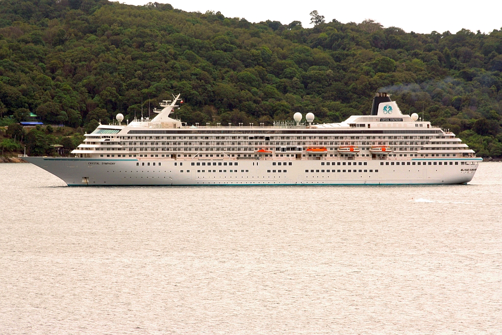  Crystal Symphony  (Baujahr 1995 - Masa Yards / Turku, Finnland - Heimathafen Nassau, Bahamas) IMO 9066667 am 18.November 2023 in der Patong Bay.