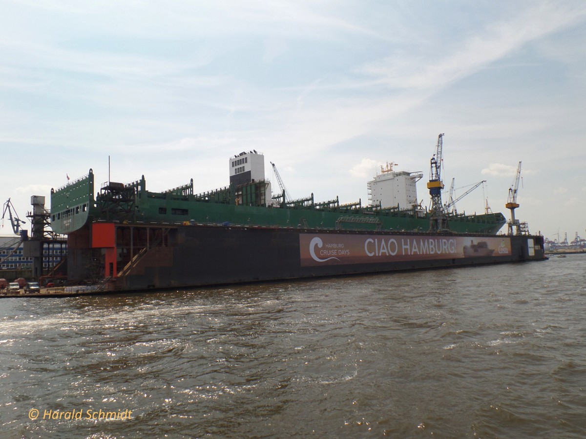  CSAV SUAPE  (IMO 9437048) am 18.7.2014, Hamburg, Elbe, bei Blohm+Voss im Schwimmdock / 
Containerschiff / BRZ 52.726 / Lüa 294,1 m, B 32,2 m, Tg 13,5 m /  1 Diesel, 40.040 kW, 54.455 PS, 24,6 kn / TEU 5303, davon 1200 Reefer / 2009 bei Zhejiang Ouhua Shipbuilding Co, China /