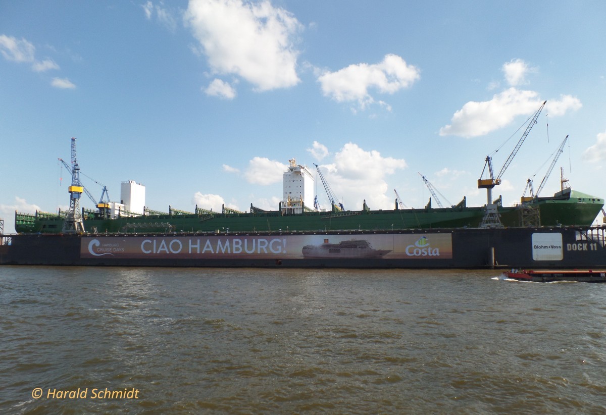 CSAV SUAPE  (IMO 9437048) am 23.7.2014, Hamburg, Elbe, bei Blohm+Voss im Schwimmdock, jetzt frisch in Farbe aber noch  ohne  Namen / 
 Containerschiff / BRZ 52.726 / Lüa 294,1 m, B 32,2 m, Tg 13,5 m /  1 Diesel, 40.040 kW, 54.455 PS, 24,6 kn / TEU 5303, davon 1200 Reefer / 2009 bei Zhejiang Ouhua Shipbuilding Co, China /
