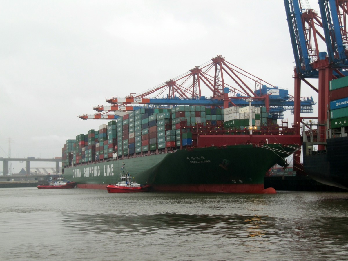 CSCL Globe , IMO 9695121 , 399,67 x 58,6m , Tg. 16m , 19100 TEU , am 13.01.2015 bei regnerischem Wetter im Waltershofer Hafen in HH. Das z.Zt. Weltgrößte Containerschiff ist auf Jungfernfahrt und dies war der 1.Aufenthalt im Hafen HH.  