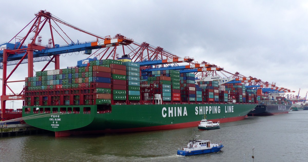  CSCL Globe  Hamburg 14.01.2015
Z.Zt. Größtes Containerschiff der Welt.
completion year: 2014 / 11 
overall length (m): 400,00 
overall beam (m): 58,60 
maximum draught (m): 15,00 
maximum TEU capacity: 19000 
