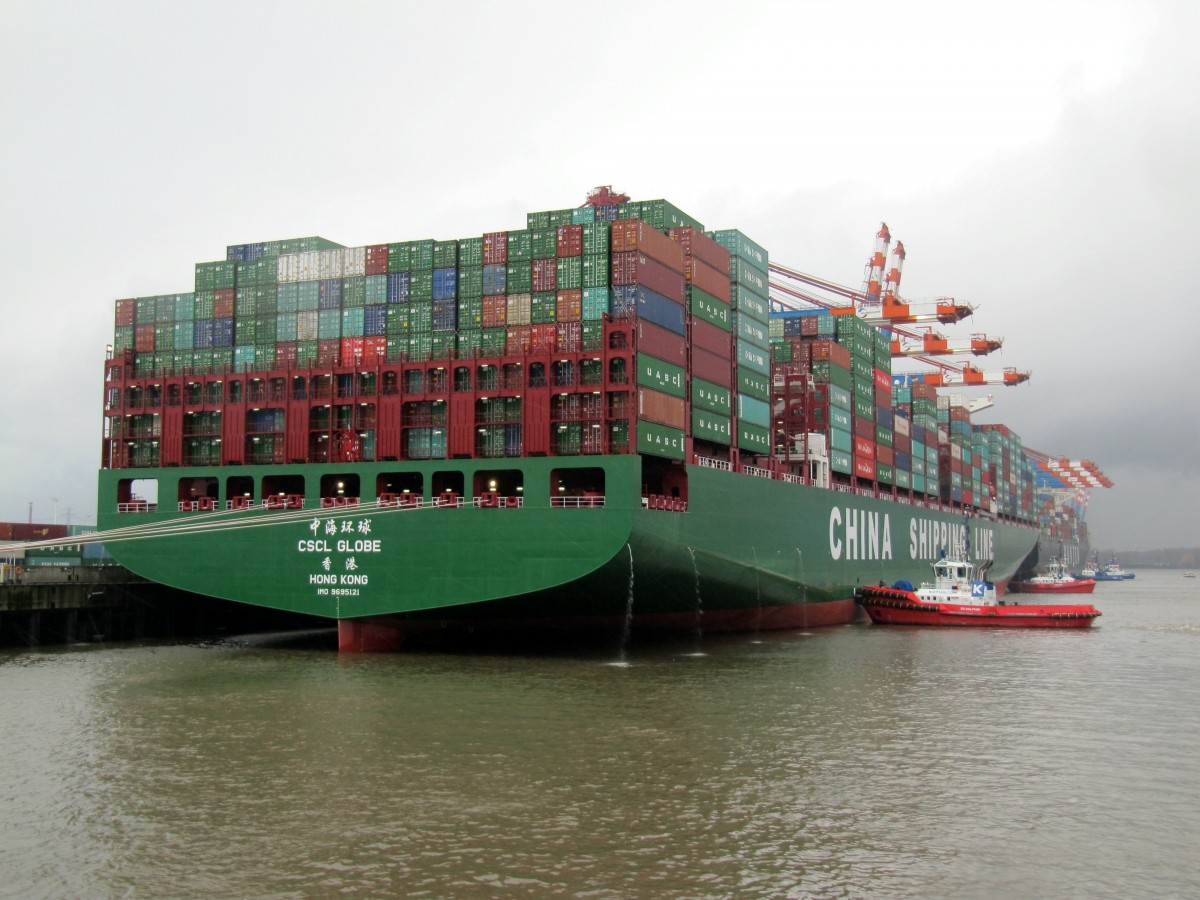 CSCL Globe (IMO 9695121 , 399,67 x 58,60m , Tg. 16m , 19100 TEU , das z.Zt. größte Containerschiff der Welt bei seinem  Jungfernaufenthalt  im Hamburger Hafen am 13.01.2015. Die Aufnahme entstand im Waltershofer Hafen bei regnerischem Wetter am Eurogate.