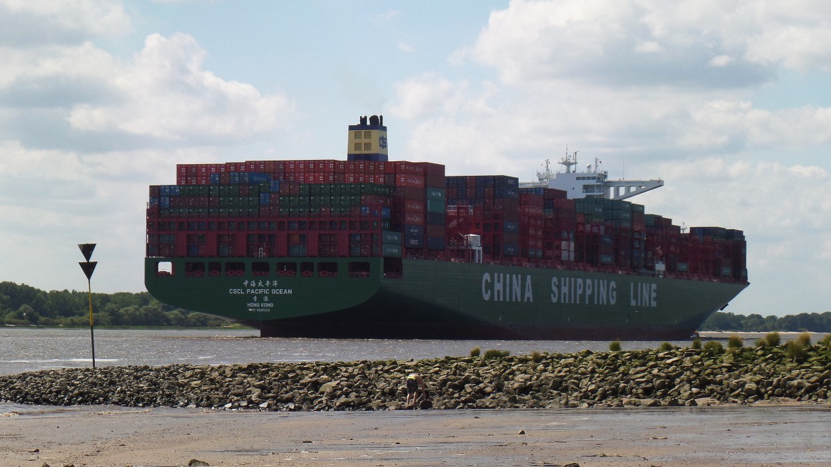 CSCL PACIFIC OCEAN (IMO 9695133) am 22.7.2015, Hamburg auslaufend, Elbe Höhe Wittenbergen / 
Containerschiff / BRZ 187.541 / Lüa 399,67 m, B 58,6 m, Tg 16 m / 1 Diesel, Lizenz  MAN B&W 2-Takt, 69.720 kW gedrosselt auf 56.800 kW, 77.227 PS, 25,1 kn / 18.980 TEU / 12.2014 bei Hyundai Heavy Industries in Ulsan, Süd Korea / Reederei: China Shipping Container Lines, China /
