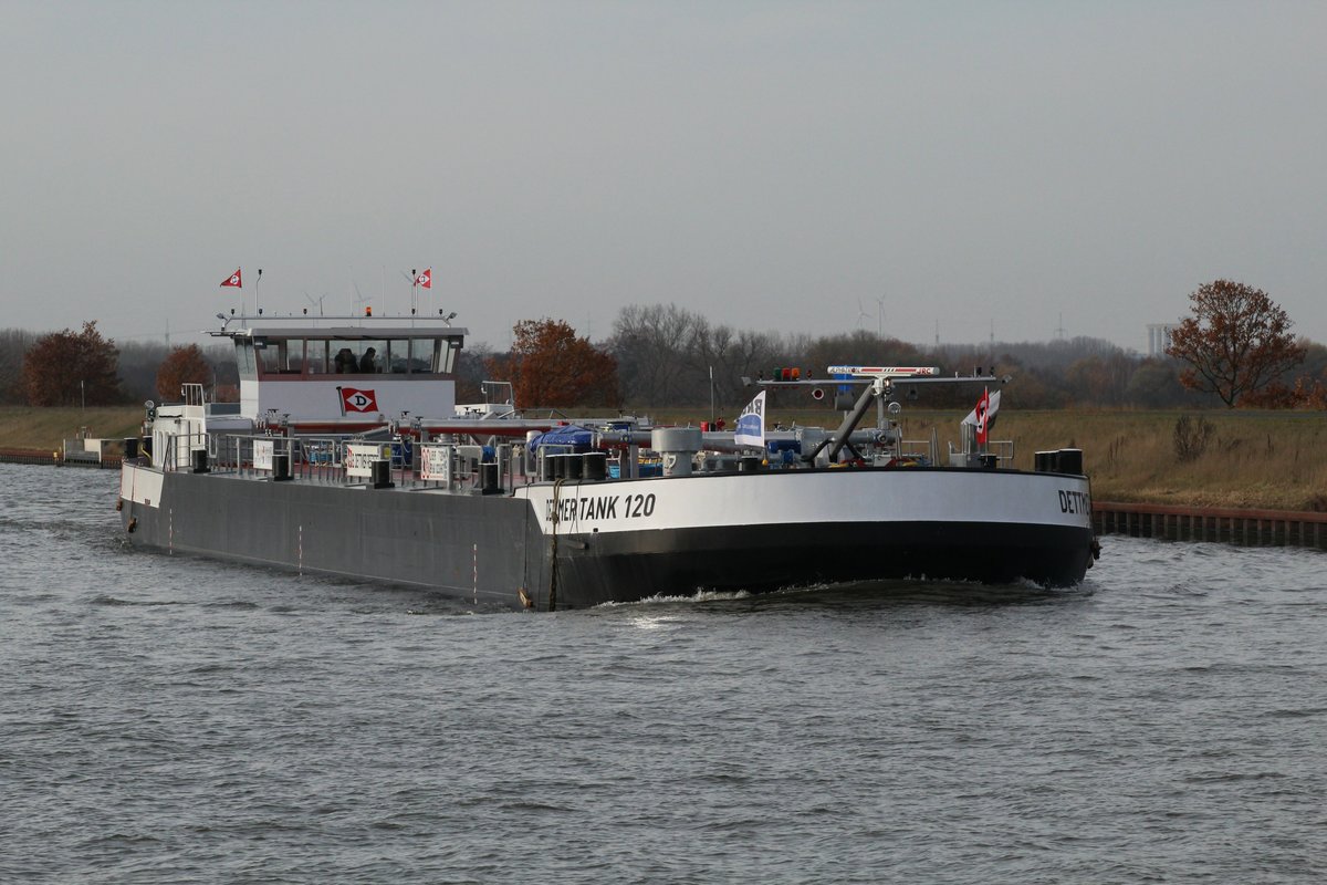 Da kommt er endlich , der TMS-Neubau DETTMER TANK 120 (02336967 , 85,95 x 9,60m) am 24.11.2016 auf dem Mittellandkanal Höhe Barleber See I / km 318. Der Kasko wurde in Serbien gefertigt , über Donau , Main-Donau-Kanal , Main und Rhein nach Holland gebracht und dort ausgebaut und fertiggestellt. Dies soll der 1. von meheren Doppelhüllen-Neubauten sein da die  Klasse  der Einhüllen-Tanker bald ausläuft. Der SF war total begeistert von seinem neuen  Arbeitsgerät  , vor allem die Ruhe in der Wohnung während der Fahrt.     