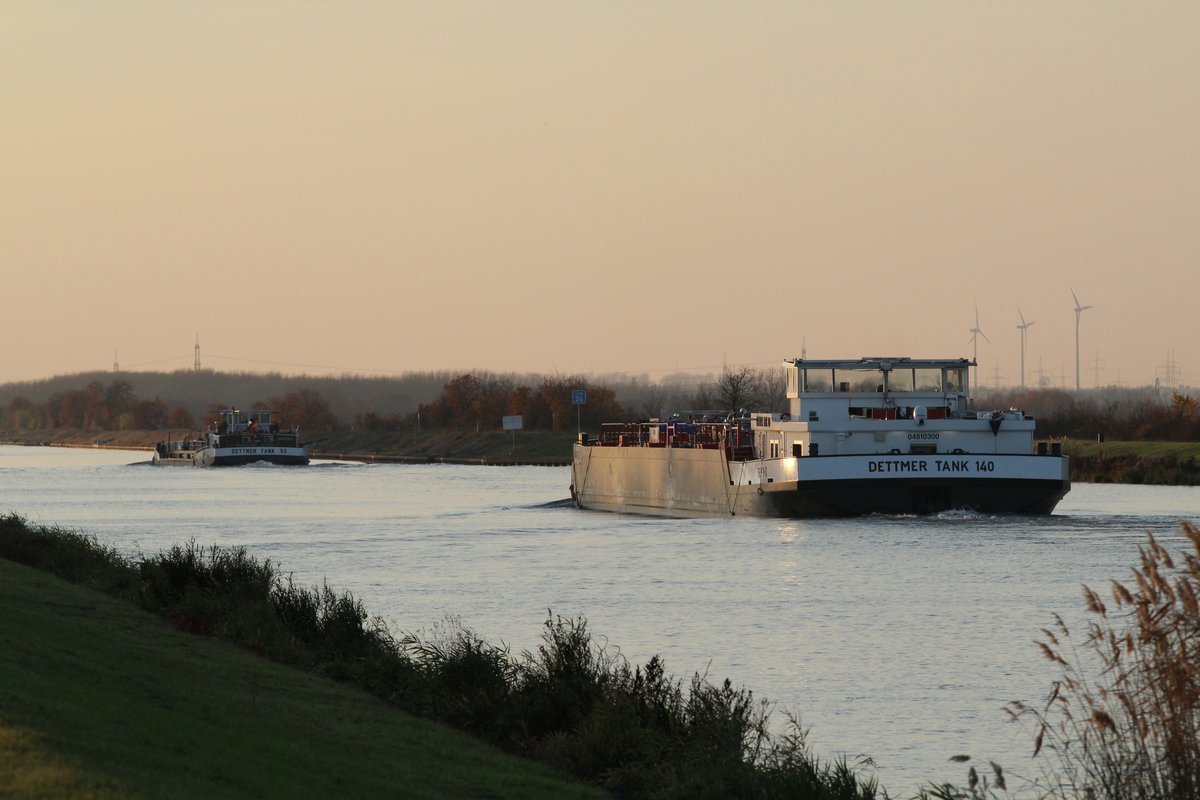 Da ziehen sie gen  Westen  dahin , die TMS Dettmer Tank 140 (04810300) und TMS Dettmer Tank 50 (04017970) am 24.11.2016 auf dem Mittellandkanal Höhe Barleber See I .