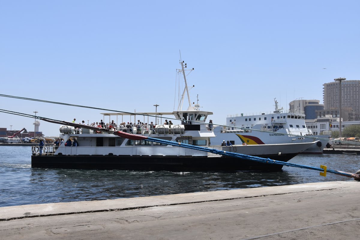 DAKAR (Region Dakar), 26.03.2016, Fährschiff Coumba Castel beim Einlaufen