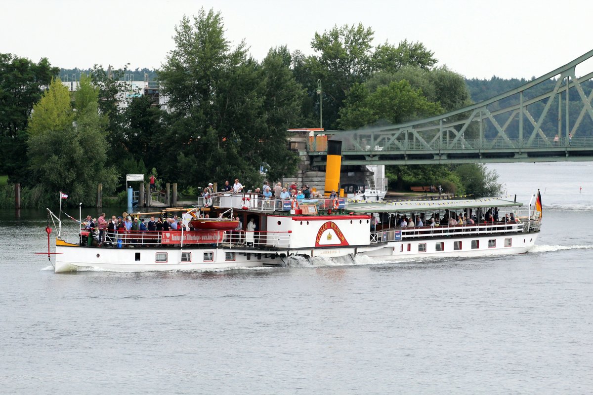 Dampf FGS Kaiser Wilhelm (5101270 , 57,20 x 4,48/8,38m) am 27.07.2017 nach dem Passieren der Glienicker Brücke in der gleichnamigen Lake / Havel auf Talfahrt Richtung Potsdam. Der Raddampfer war auf Berlin-Reise und fuhr an diesem Tag wieder Richtung Lauenburg bzw. bis zum Tagesziel Brandenburg/Havel.