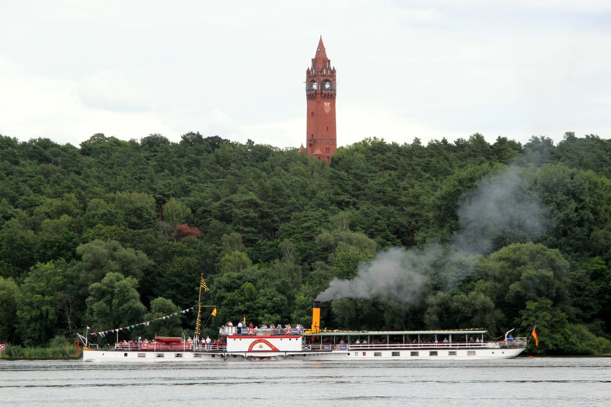 Dampf-FGS Kaiser Wilhelm (5101270) unter dem gleichnamigen Turm im Berliner Grunewald am 24.07.2017. Der  Kaiser  befuhr die Havel zu Berg.  