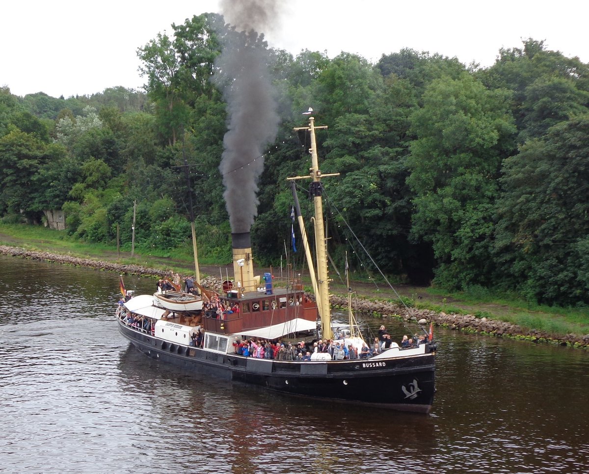 Dampf Tonnenleger-BUSSARD- aus Kiel auf Gästefahrt im NOK am 31-07-2016 bei der Weiche Groß Nordsee und wartet auf die Cap San Diego