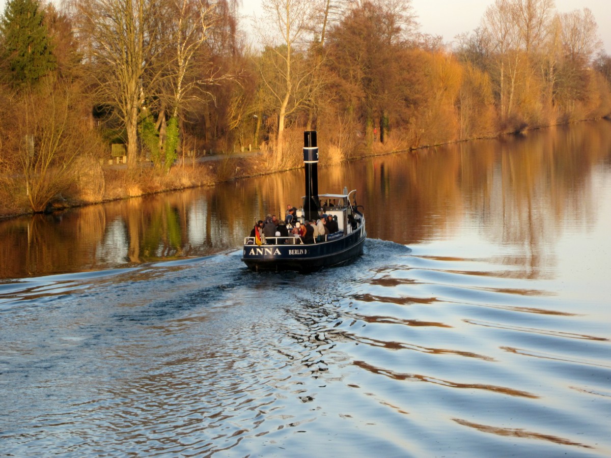 Dampfeisbrecher Anna , 16,94 x 3,81 , Bj. 1911 , am 09.03.2014 auf dem Hohenzollernkanal mit Fahrtrichtung Innenstadt. Wird heute allerdings von einem Dieselmotor angetrieben. Info's unter dampfeisbrecher-anna.de