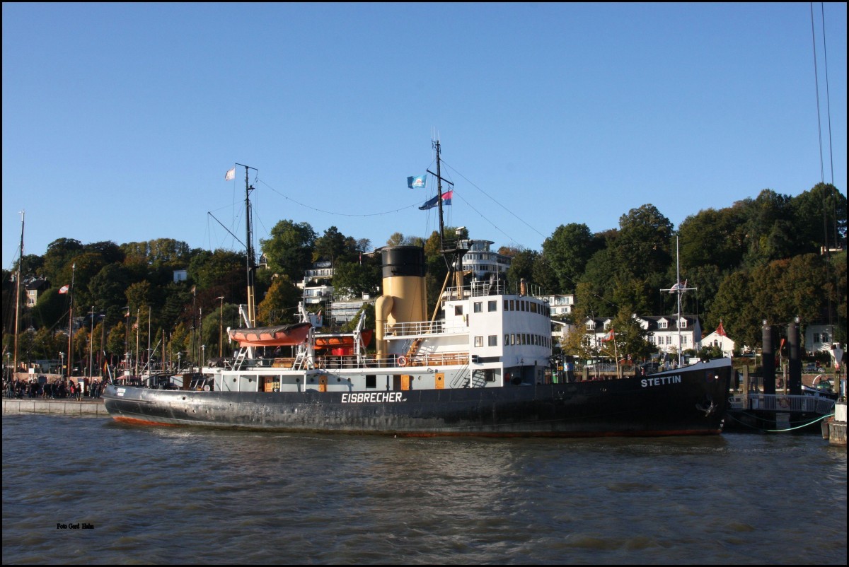 Dampfeisbrecher STETTIN ist am 11.10.2015 im Museumshafen Oevelgönne auf der Elbe vor Anker gegangen.