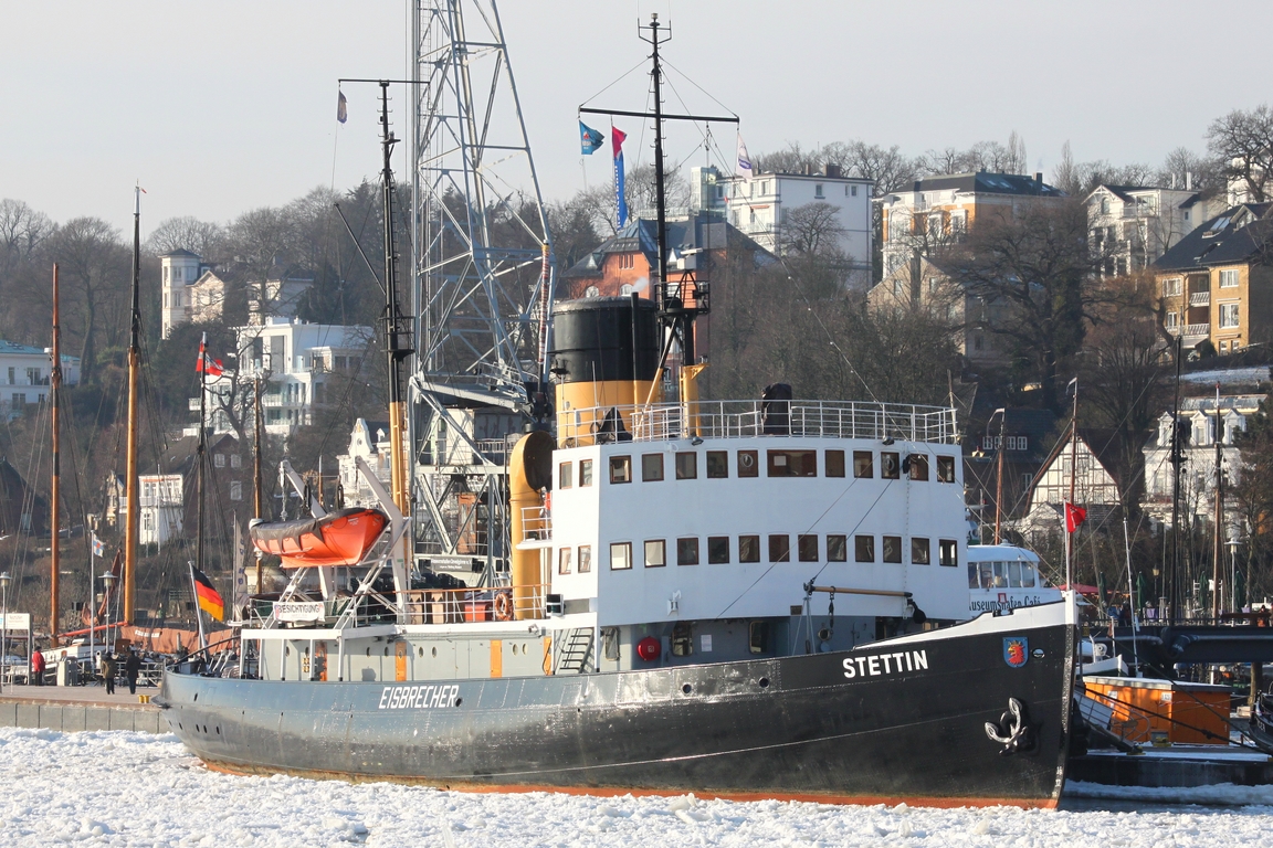 Dampfeisbrecher STETTIN (IMO 8882923); Eigner/Betreiber: Museumshafen Oevelgönne; Datum: 06.02.2012; Aufnahmeort: Elbe/Hafen Hamburg, Deutschland. Das Bild zeigt die STETTIN ganz in ihrem Element am Anleger des Museumshafens.