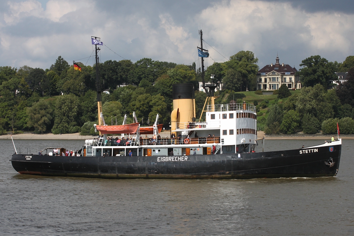 Dampfeisbrecher STETTIN (IMO 8882923); Eigner/Betreiber: Museumshafen Oevelgönne; Datum: 30.08.2025; Aufnahmeort: Elbe/Hafen Hamburg, Deutschland. Das Bild zeigt die STETTIN während einer Traditionsfahrt auf Höhe Bubendey Ufer.