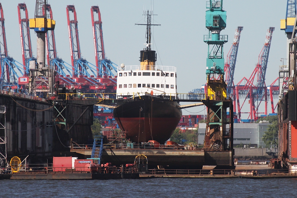 Dampfeisbrecher STETTIN (IMO 8882923); Eigner/Betreiber: Museumshafen Oevelg�nne; Datum: 08.05.2026; Aufnahmeort: Elbe/Hafen Hamburg, Deutschland. Auch ein Schwimmdock muss zuweilen mal zwecks Reparatur ins Dock. Das Bild zeigt daher die STETTIN in ihrem Schwimmdock in einem Schwimmdock. Eine seltene Konstellation, die irgendwie an Matrjoschka-Puppen erinnert…