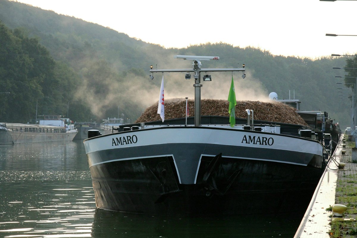 Dampfend lag das GMS AMARO (02324033 , 80 x 9,20m) am frühen Morgen des 02.10.2020 am Liegeplatz Bergeshövede im DORTMUND-EMS-KANAL. 