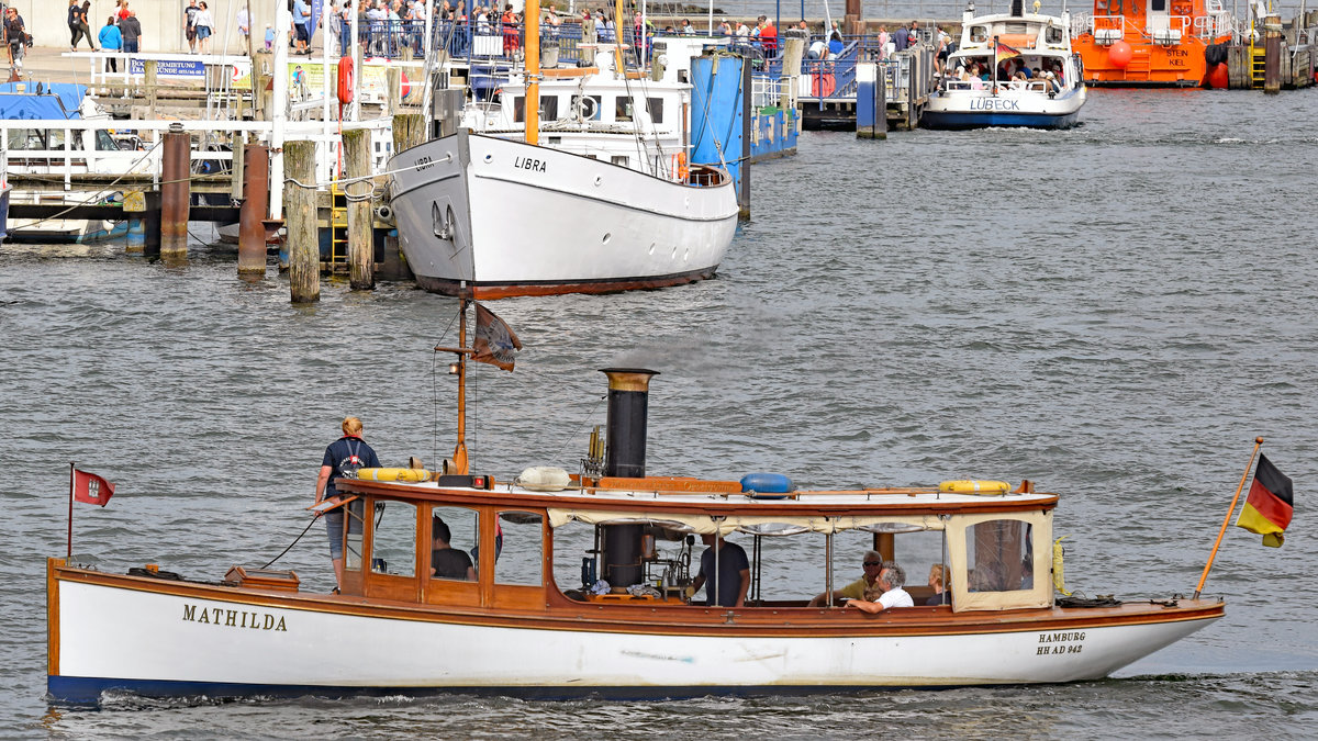 Dampfpinasse MATHILDA am 4.8.2019 im Hafen von Lübeck-Travemünde. Register-Nr: HH AD 942