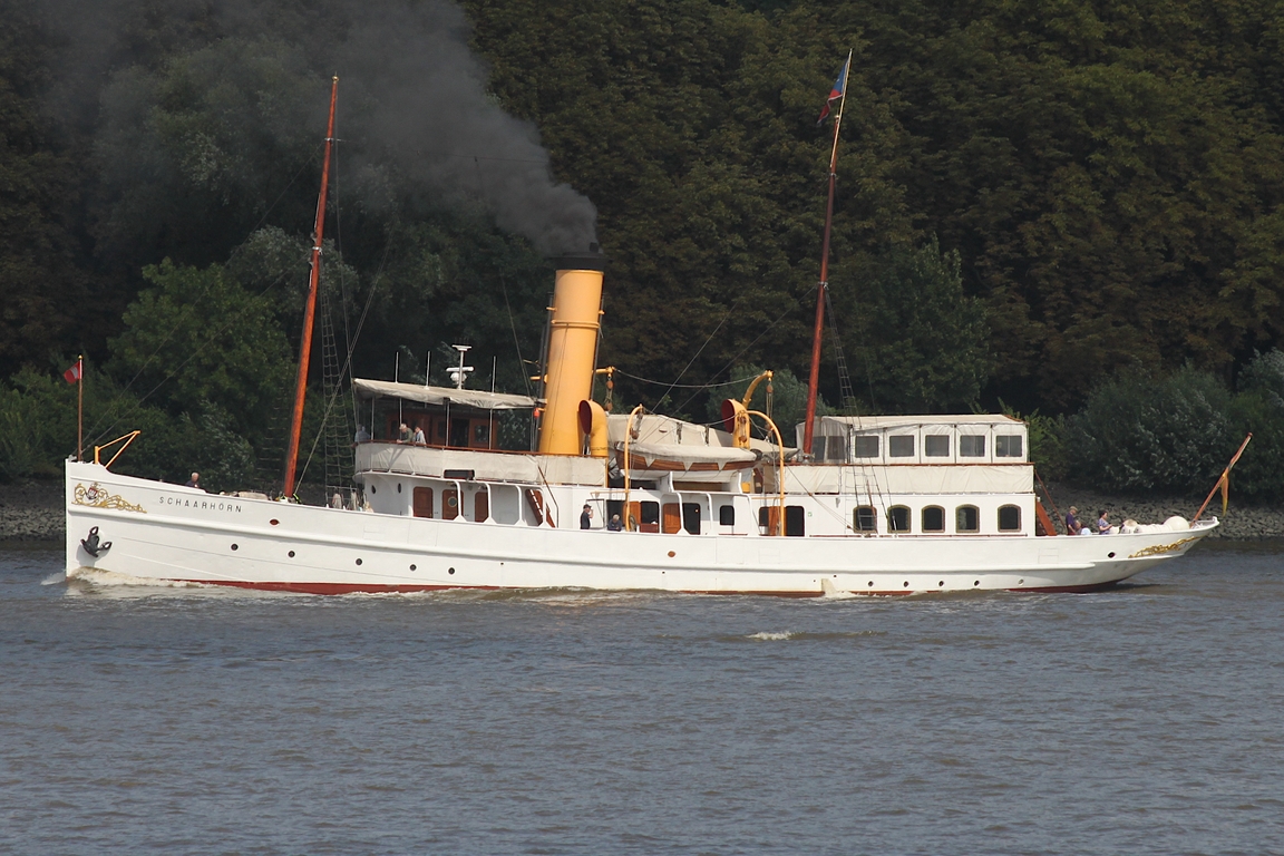 Dampfschiff SCHAARHÖRN (IMO 5010323) ; Eigner/Betreiber: Hafen Museum Hamburg; Datum: 09.08.2025; Aufnahmeort: Elbe/Hafen Hamburg, Deutschland; Das Bild zeigt die SCHAARHÖRN während einer Traditionsfahrt vor dem Bubendey Ufer.