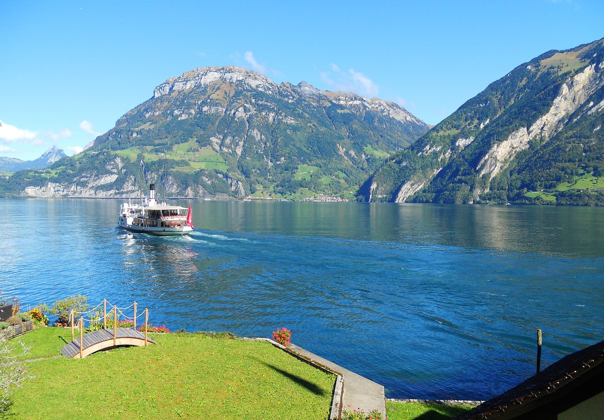 Dampfschiff Stadt Luzern hat Bauen soeben verlassen - 04.10.2015