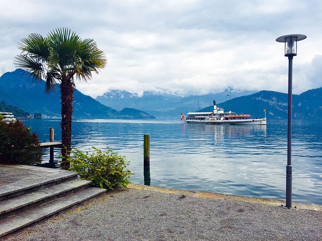 Dampfschiff URI (Baujahr 1901, ältester Raddampfer der Schweiz) kurz vor Ankunft in Weggis. Das DS fährt dann weiter Richtung Luzern. Aufnahme vom 17. Mai 2018