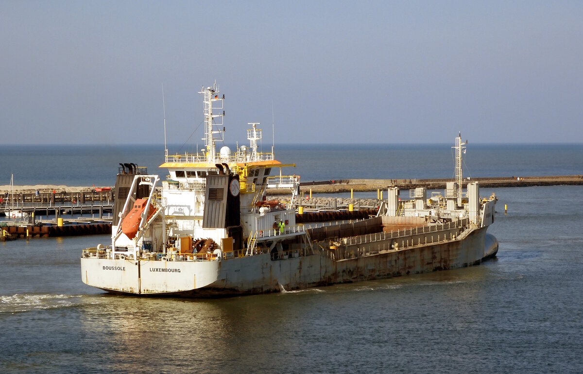 Das 100m lange Baggerschiff BOUSSOLE am 07.03.24 in Rostock 