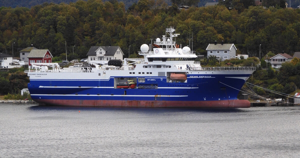 Das 106m lange Forschungsschiff OCEANIC ENDEAVOUR am 25.09.23 in Alesund