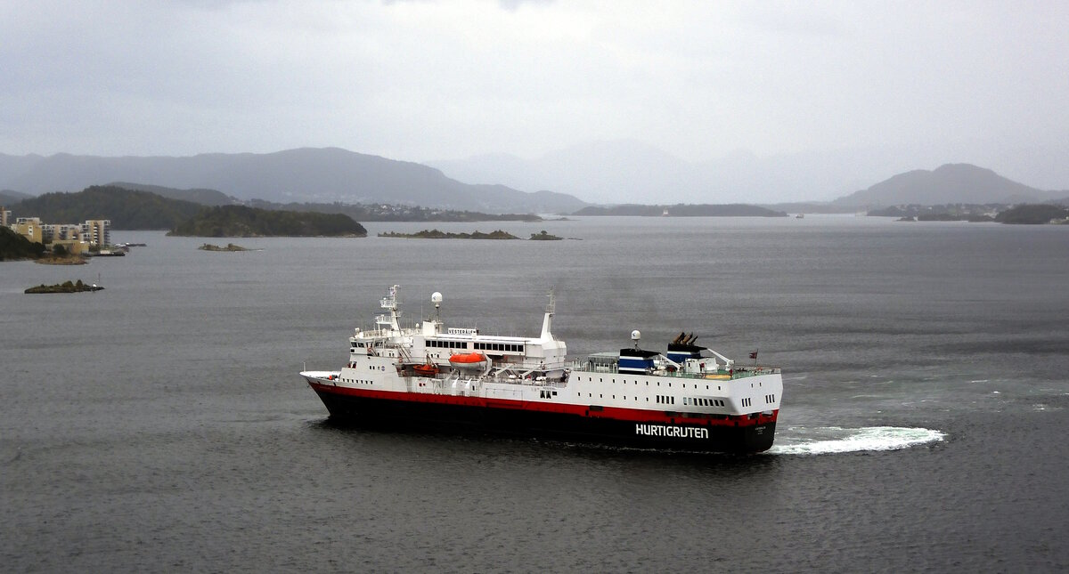 Das 108m lange Fährschiff VERSTERALEN der HURTIGRUTEN am 25.09.23 in Alesund