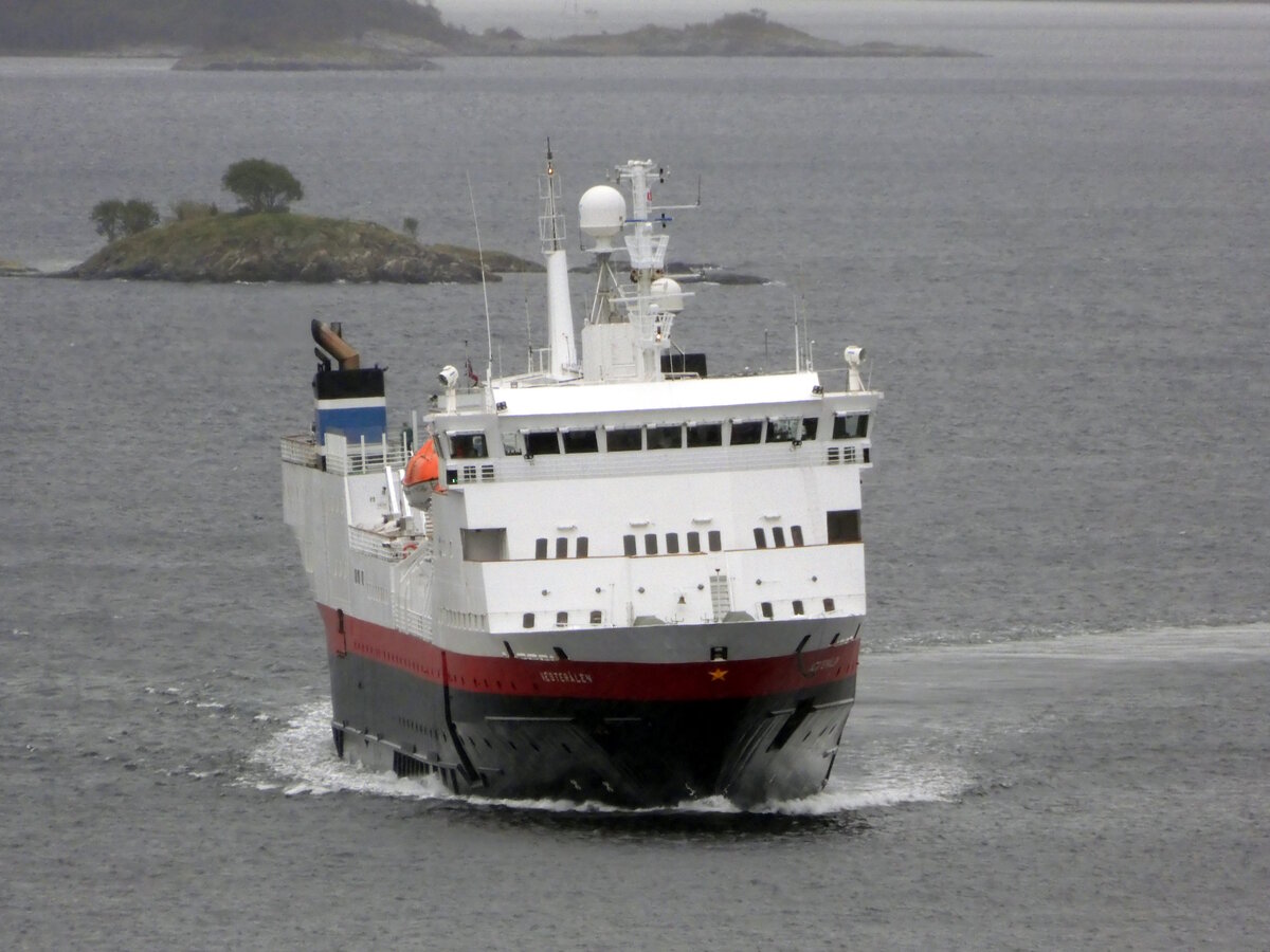 Das 108m lange Fährschiff VERSTERALEN der HURTIGRUTEN am 25.09.23 in Alesund