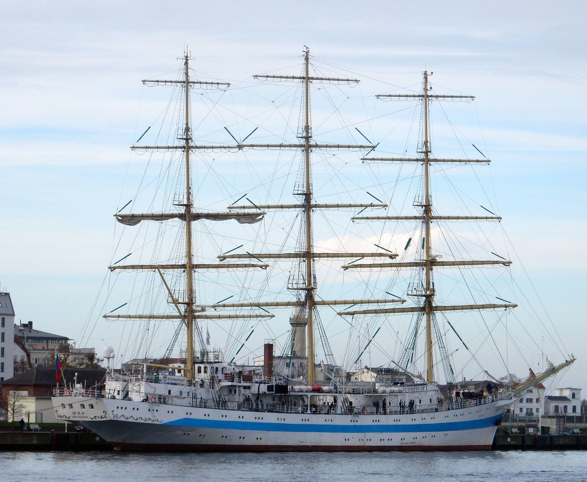 Das 109m lange Segelschiff MIR am 08.11.19 in Rostock