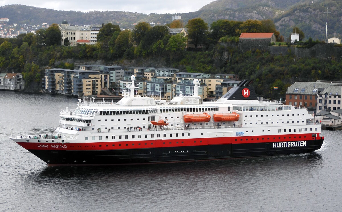 Das 122m lange Fährschiff KONG HARALD der HURTIGRUTEN am 23.09.23 in Bergen