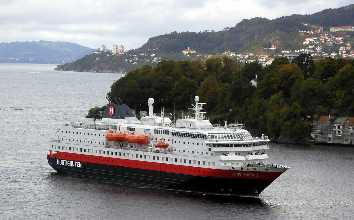 Das 122m lange Fährschiff KONG HARALD der HURTIGRUTEN am 23.09.23 in Bergen