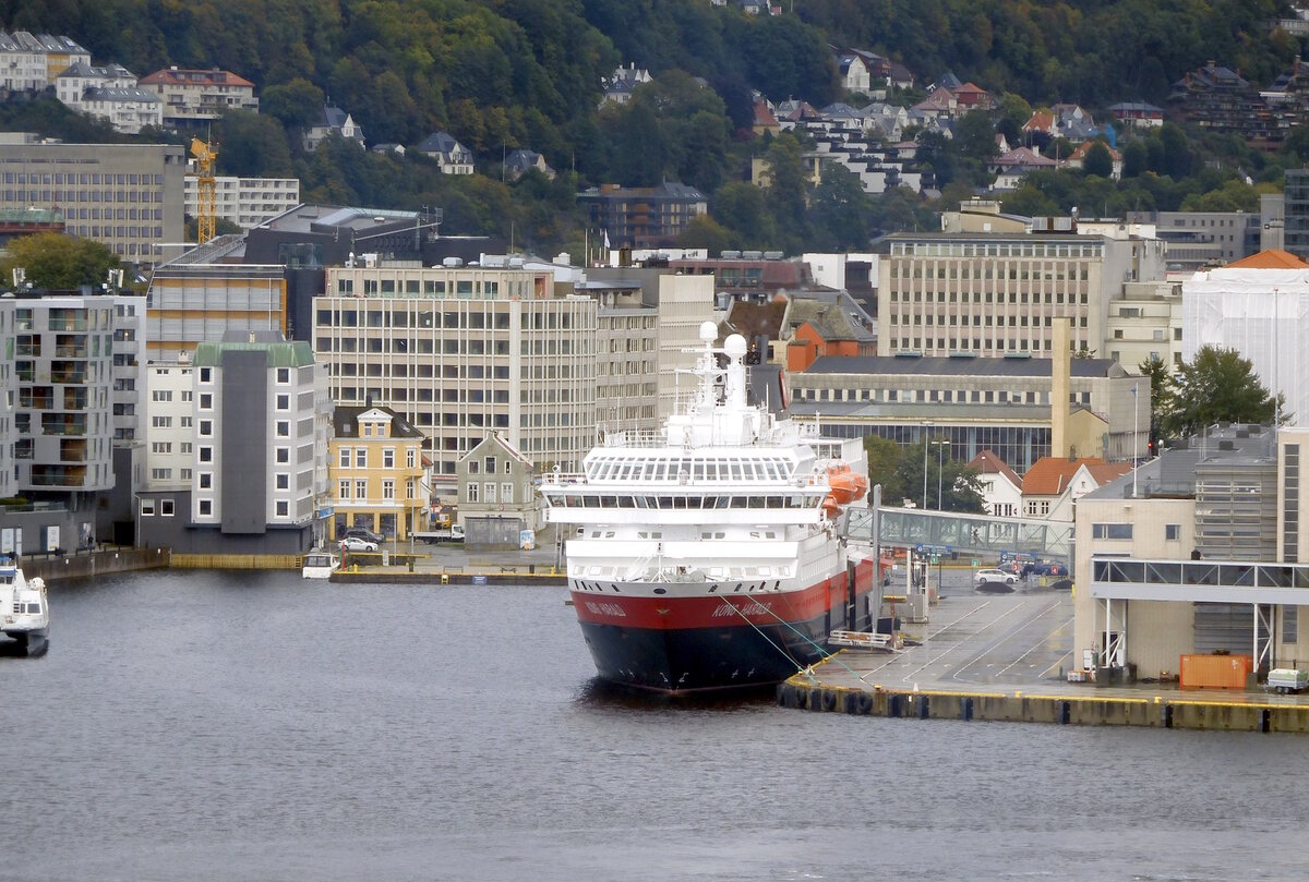 Das 122m lange Fährschiff KONG HARALD der HURTIGRUTEN am 23.09.23 in Bergen