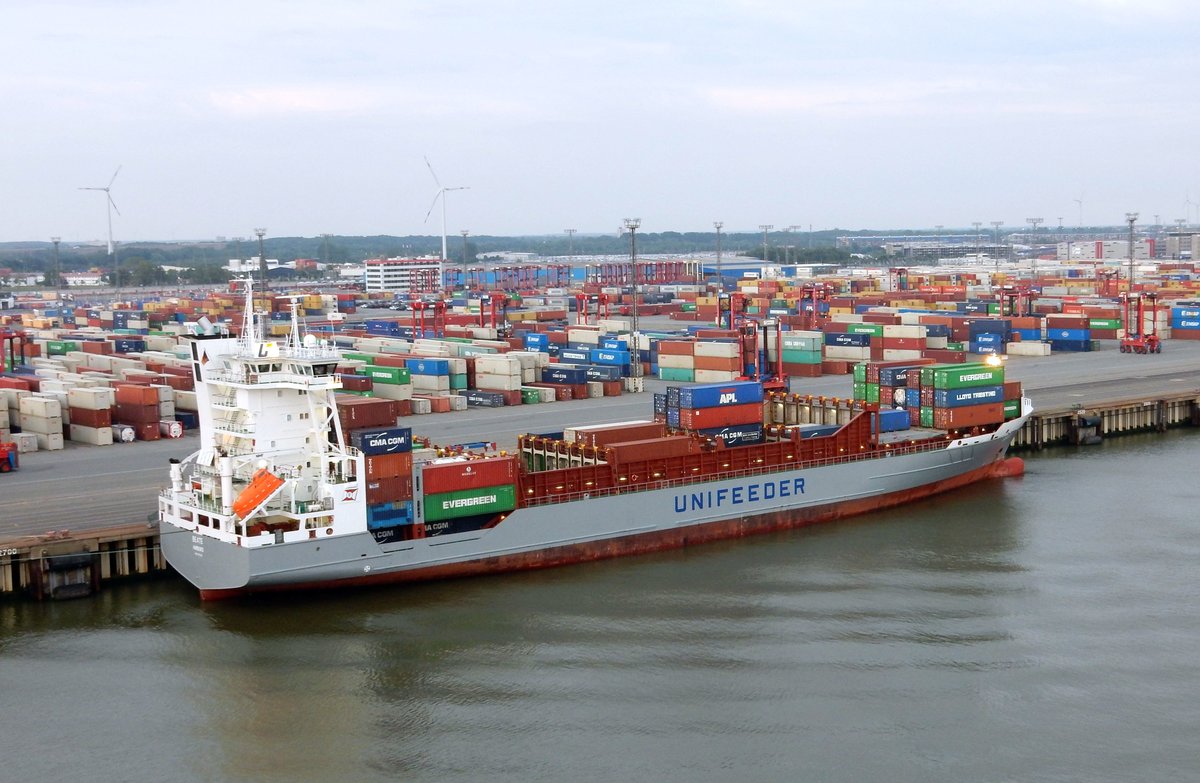 Das 134m lange Containerschiff BEATE am 10.06.19 in Bremerhaven.