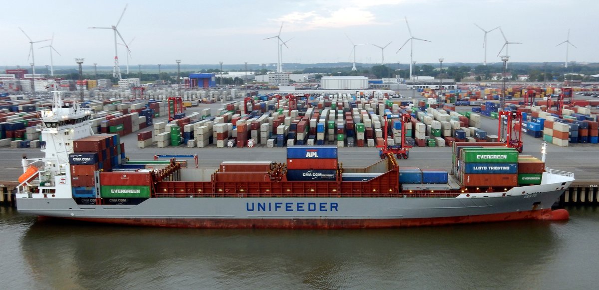 Das 134m lange Containerschiff BEATE am 10.06.19 in Bremerhaven.