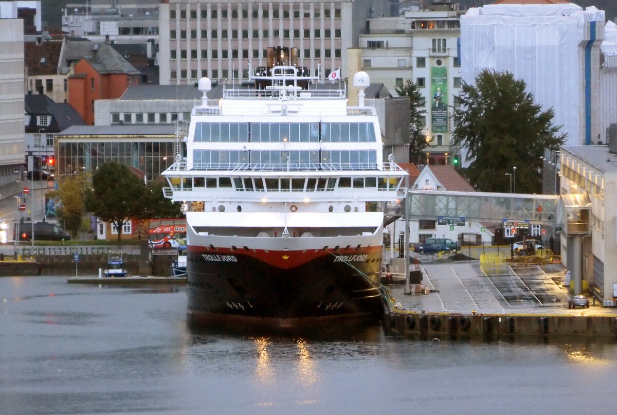 Das 135m lange Fährschiff TROLLFJORD der HURTIGRUTEN am 23.09.23 am Anleger in Bergen 