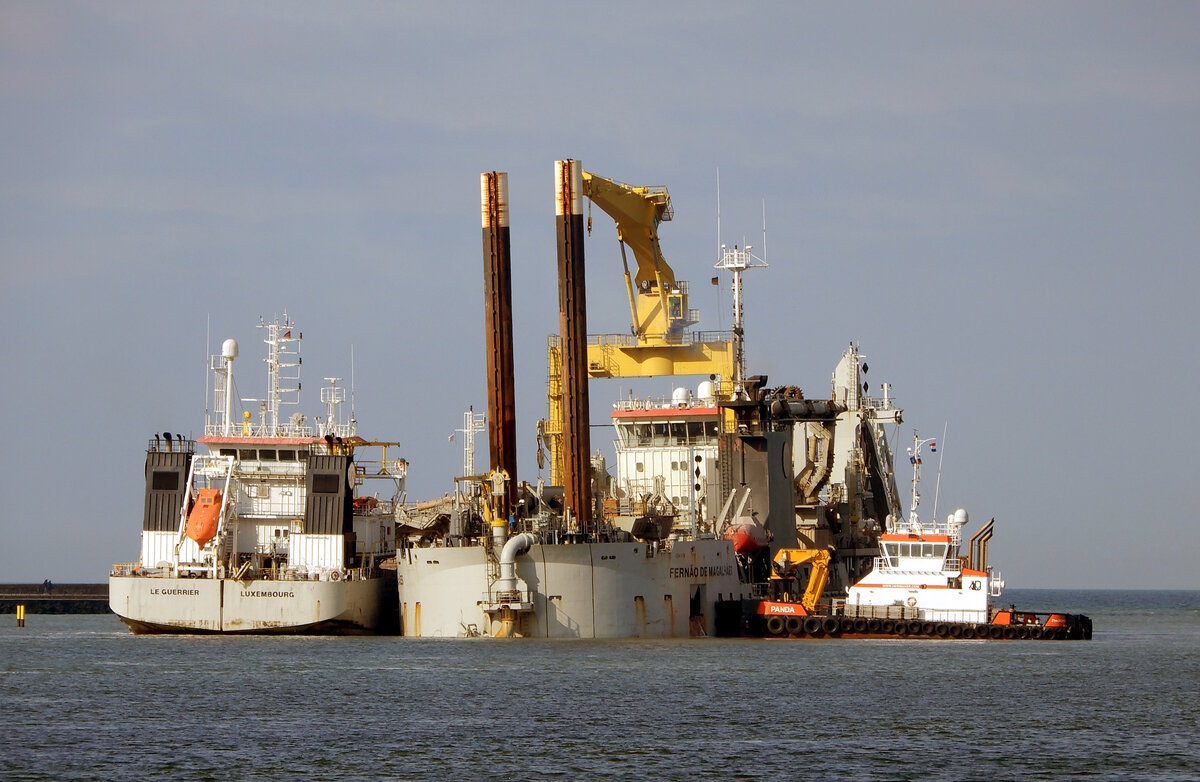 Das 136m lange Baggerschiff FERNAO DE MAGALHAES am 06.03.24 in Rostock