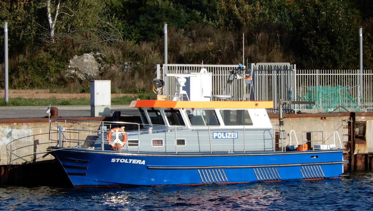 Das 13m lange Polizeiboot STOLTERA am 08.10.21 in Sassnitz