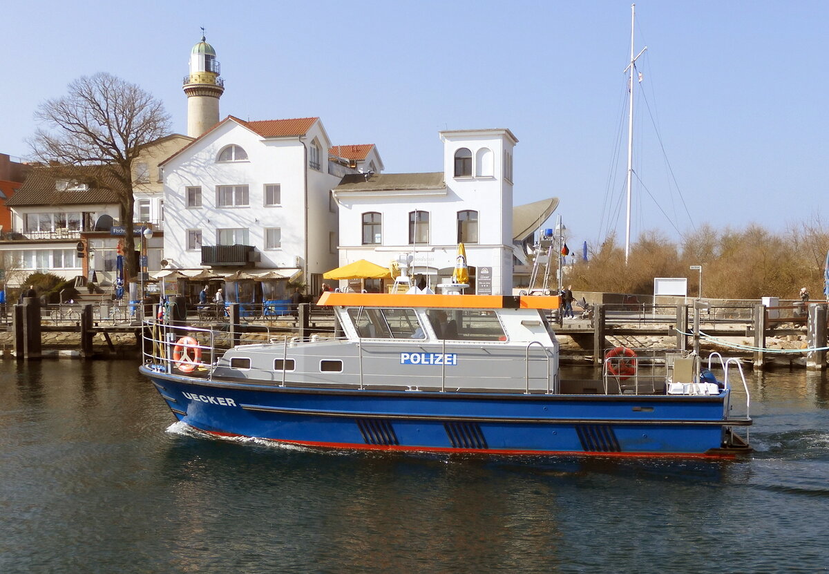 Das 13m lange Polizeiboot UECKER am 25.03.22 in Rostock