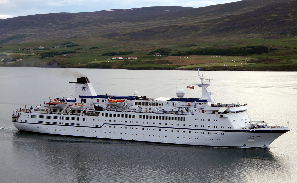 Das 140m lange Kreuzfahrtschiff MS Berlin am 15.06.19 eingehend Akureyri.