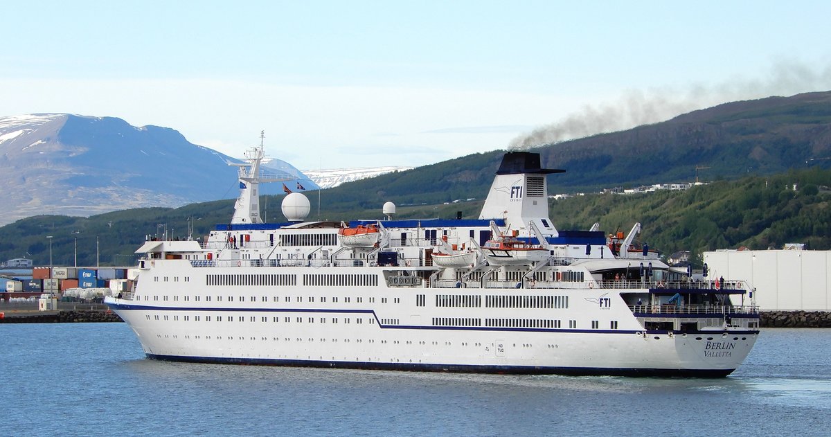 Das 140m lange Kreuzfahrtschiff MS Berlin am 15.06.19 in Akureyri.