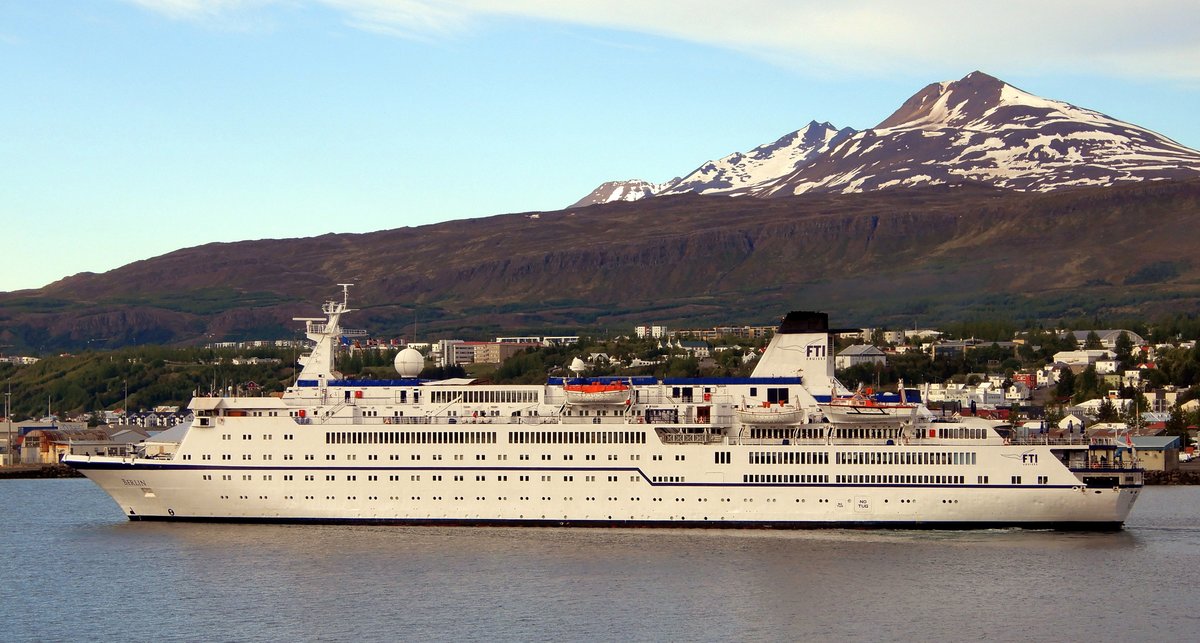 Das 140m lange Kreuzfahrtschiff MS Berlin am 15.06.19 in Akureyri.