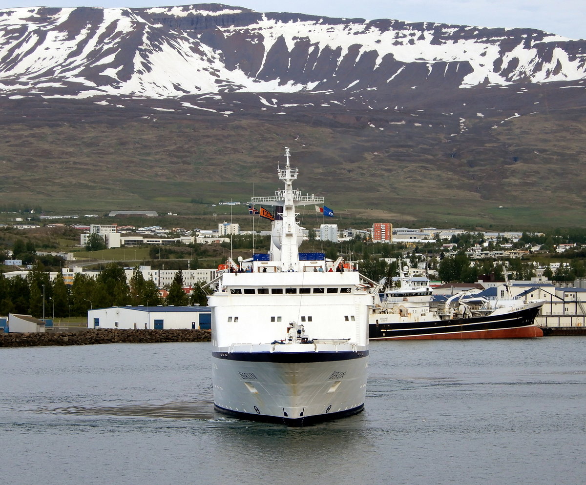 Das 140m lange Kreuzfahrtschiff MS Berlin am 15.06.19 in Akureyri.