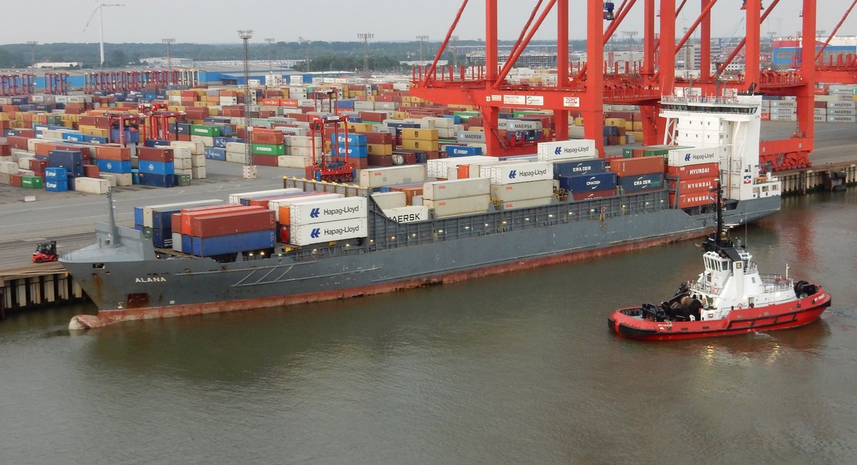 Das 149m lange Containerschiff ALANA am 10.06.19 in Bremerhaven.