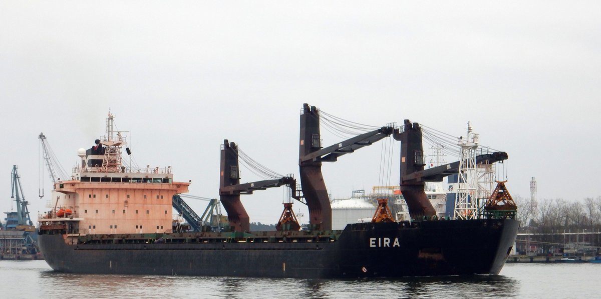 Das 157m lange Stückgutfrachtschiff EIRA am 23.03.18 in Swinemünde (Polen)