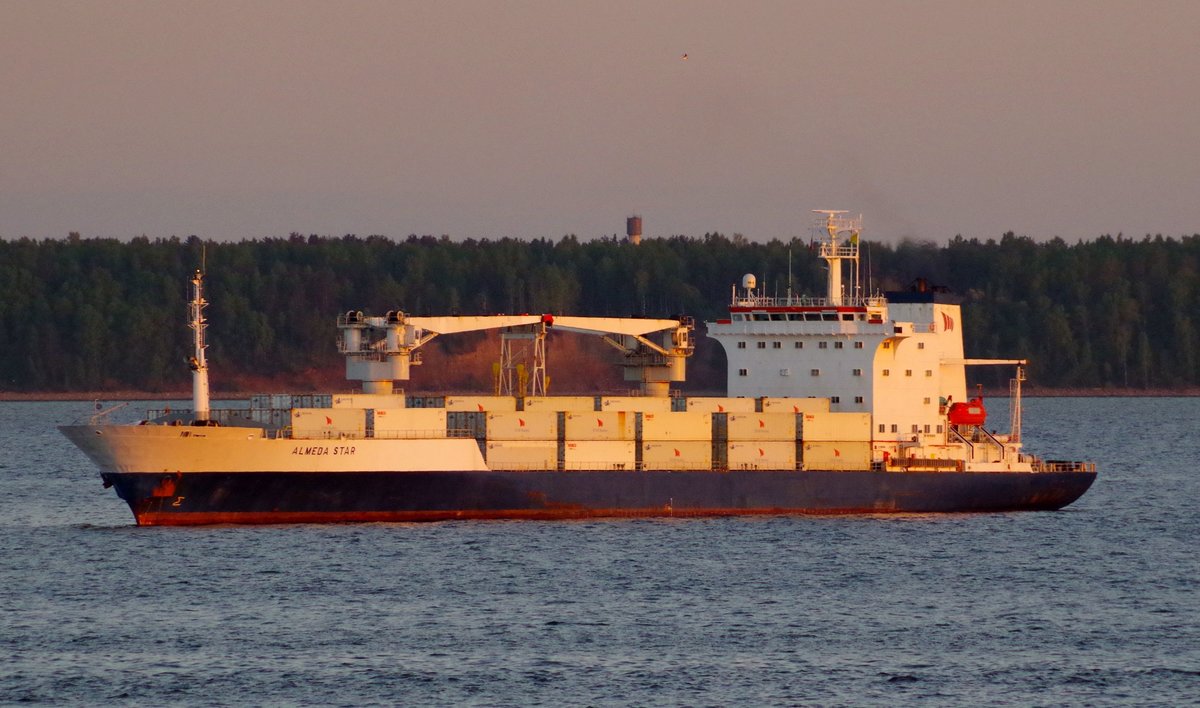 Das 158m lange Kühlschiff Almeda Star am 19.05.18 vor Kronstadt