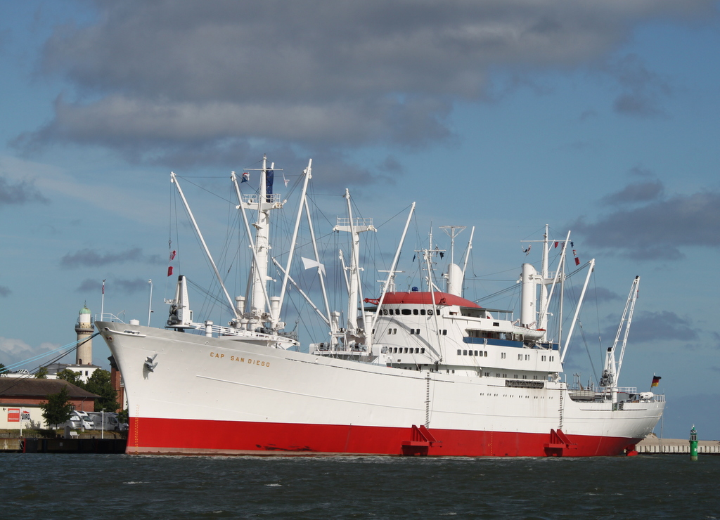 Das 159 m lange Museumsschiff Cap San Diego lag am Morgen des 23.06.2018 in Warnemünde.